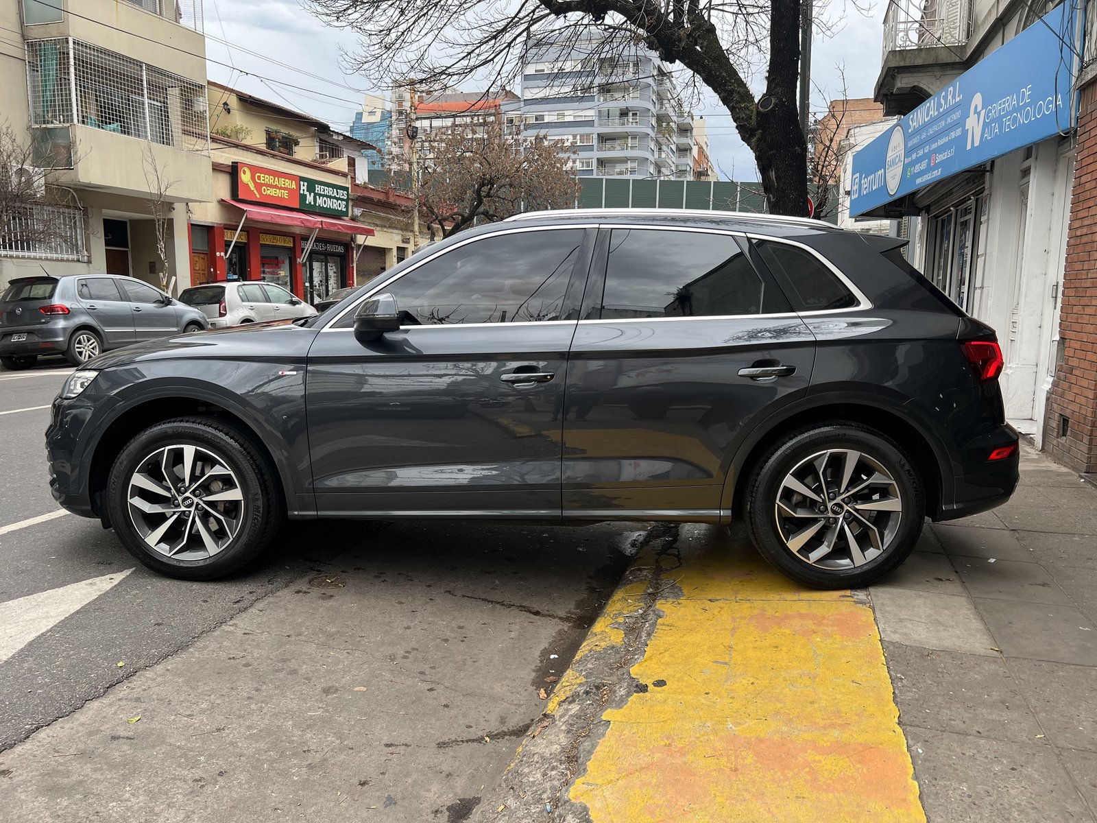 Audi Q5 2020, gris oscuro, en la puerta del local