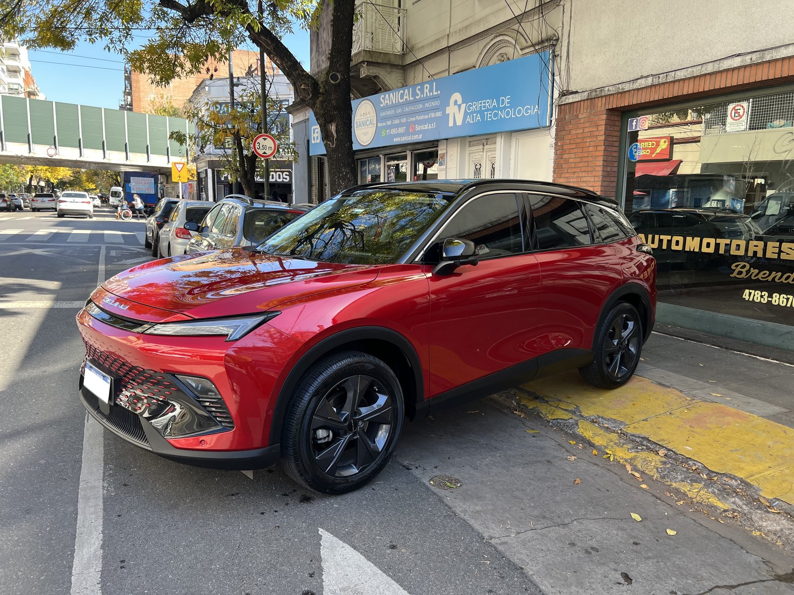 Baic X55 2025, rojo, en la puerta del local