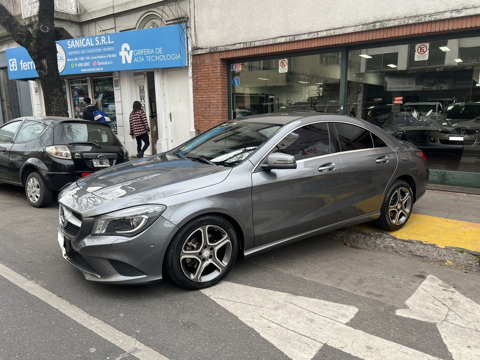 Mercedes-Benz CLA 200 2013, gris oscuro, en la puerta del local