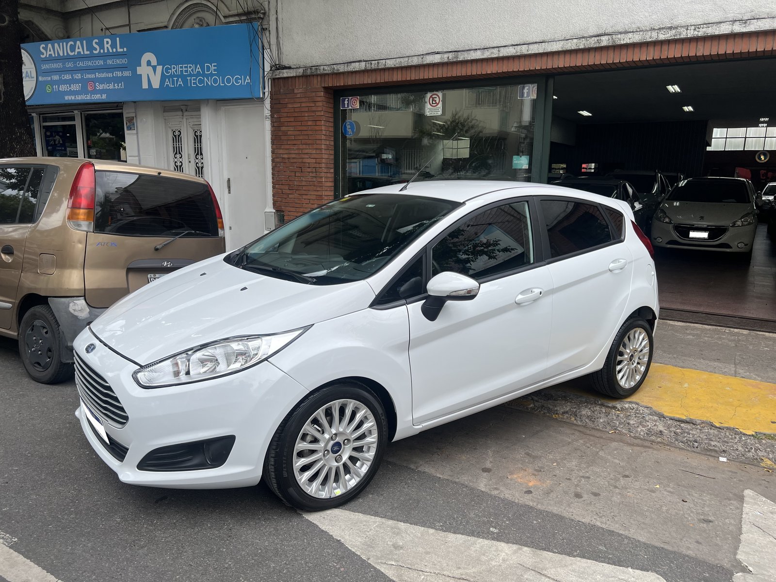Ford Fiesta Kinetic 1.6 SE Powershift 2017, blanco