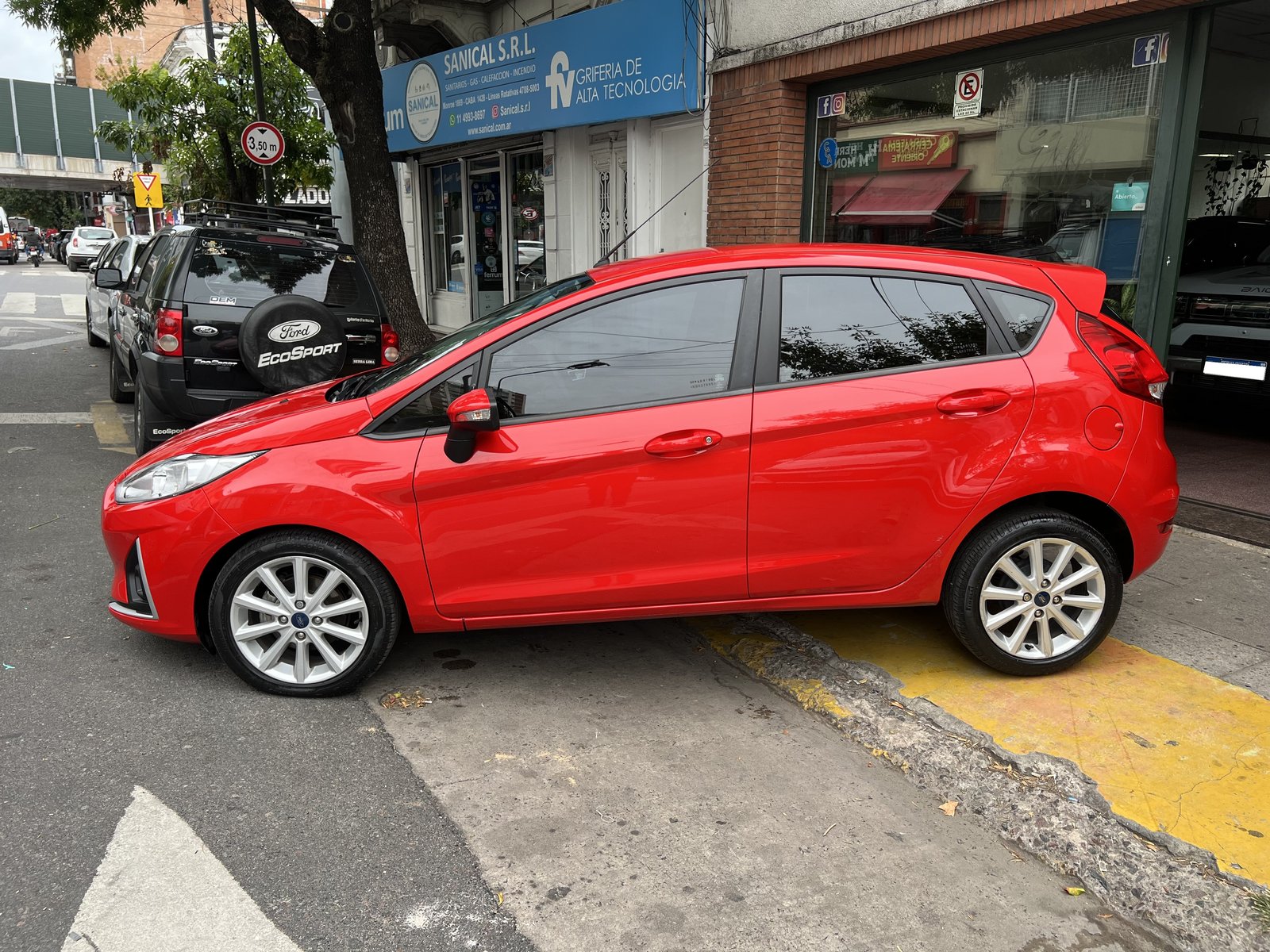 Ford Fiesta Kinetic 1.6 SE MT 2019, rojo
