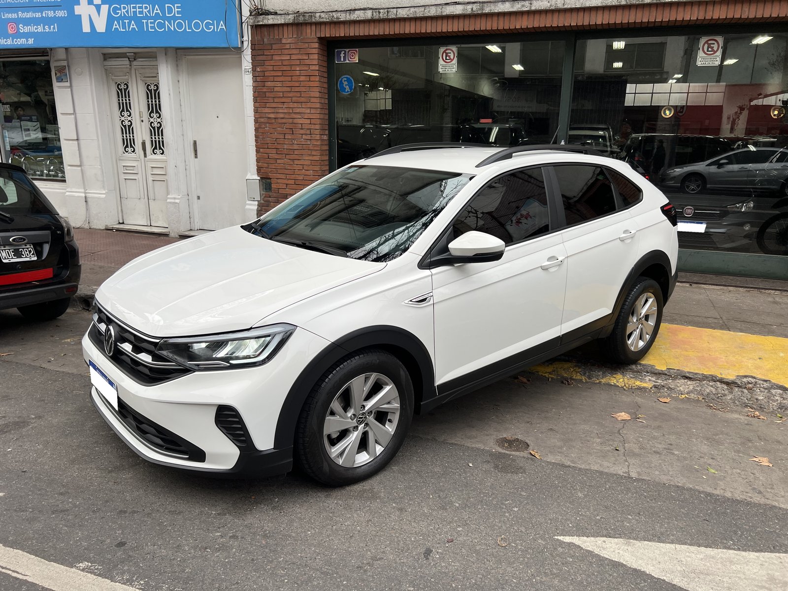 Volkswagen Nivus 2024, blanco, en la puerta del local