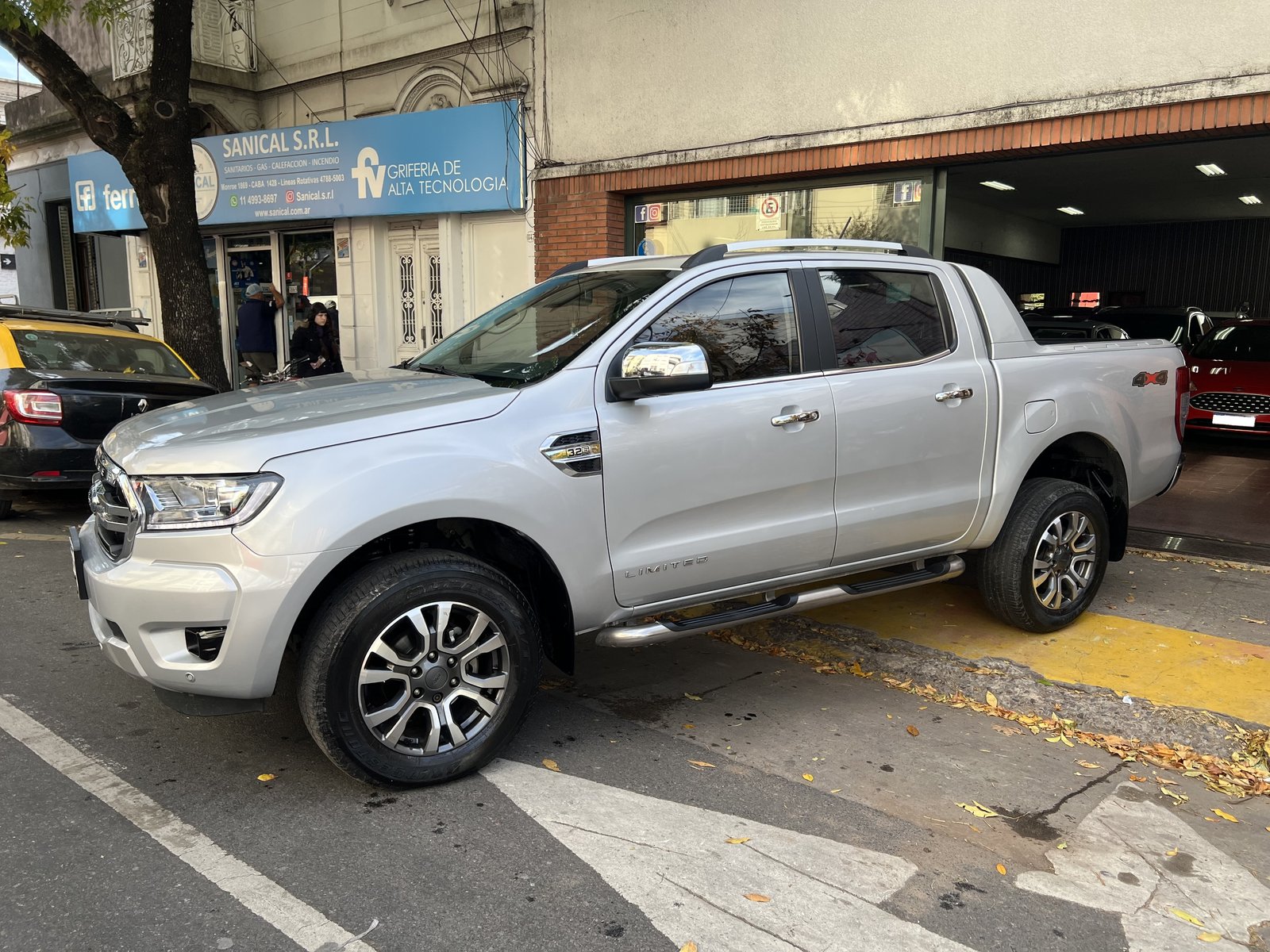 Ford Ranger 2020, gris plata, en la puerta del local