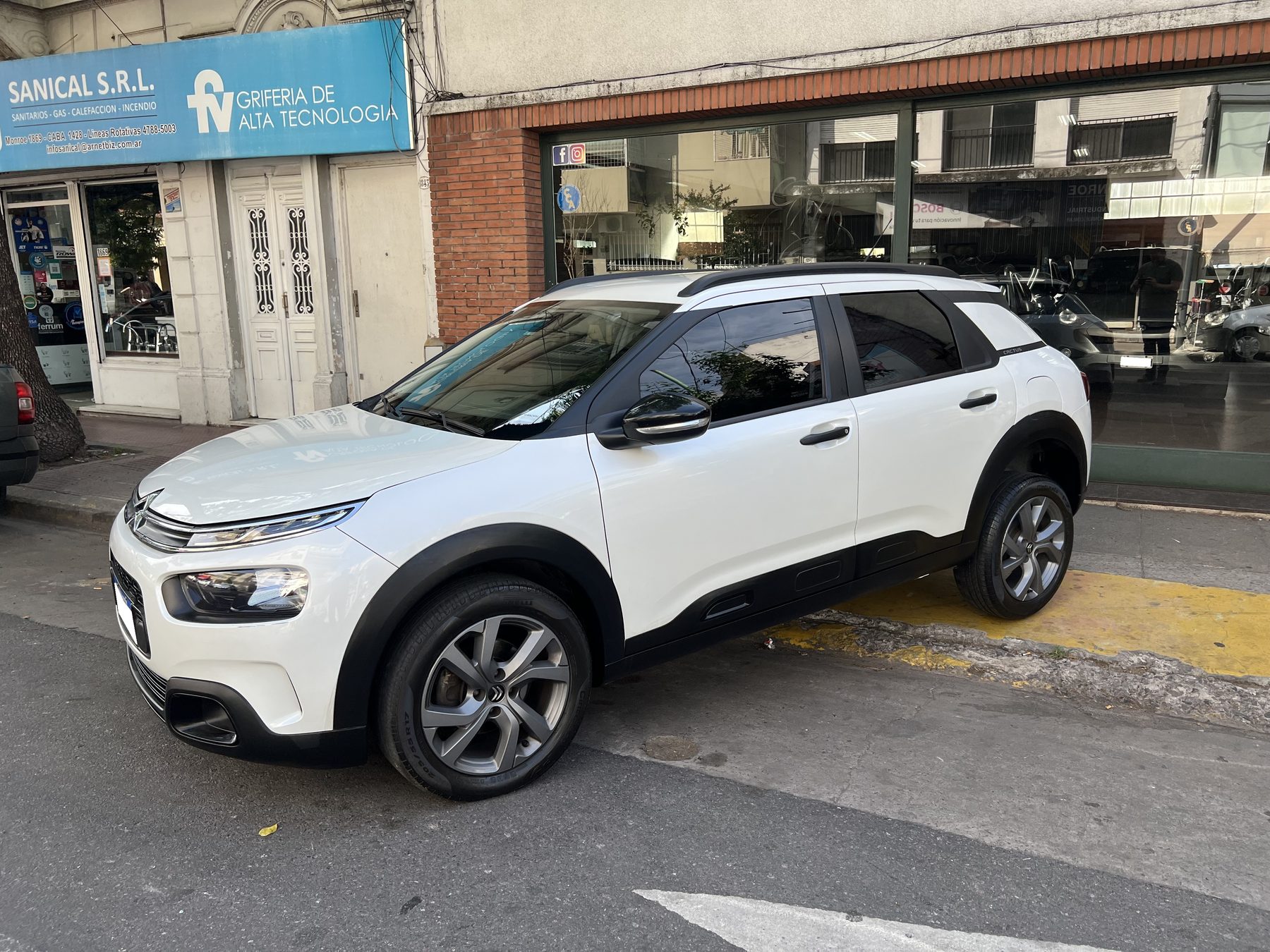 Citroën C4 Cactus blanco estacionado frente al local, listo para entregar